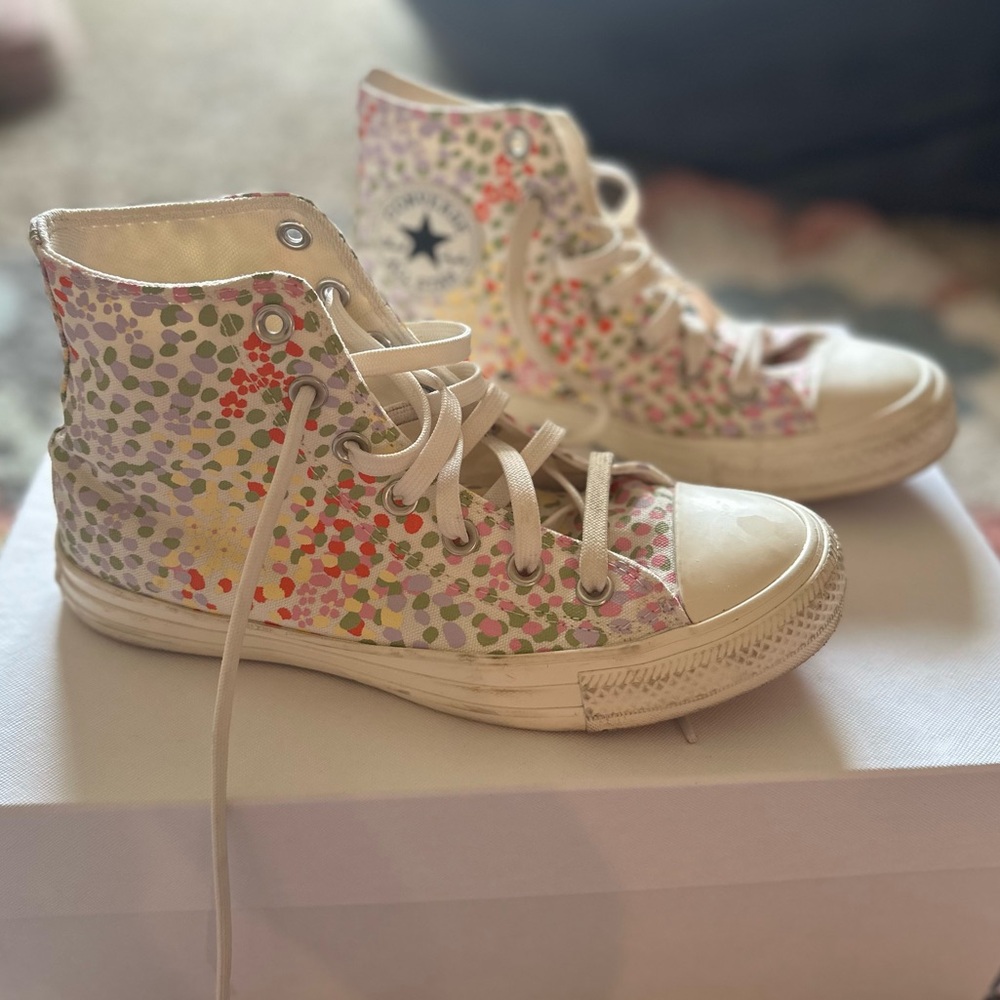 Floral converse. Different colored soles. Size 7.